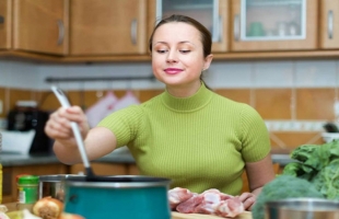 كيف تتخلص من رائحة اللحوم في المطبخ خلال العيد؟