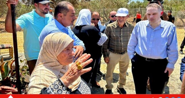 ميلر مع مزارعين فلسطينيين بالضفة